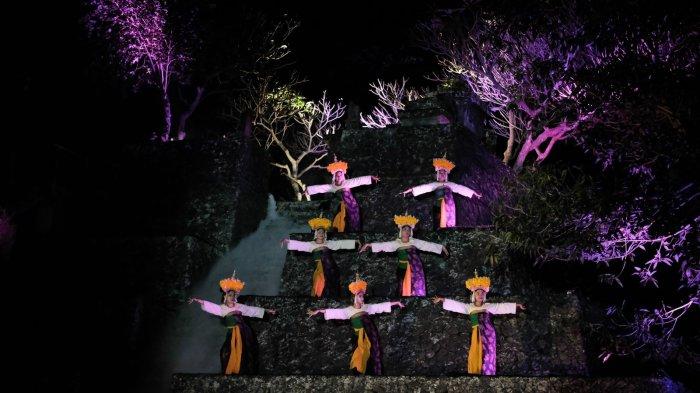 Pentas tari 'Nyapuh Tirah Campuhan' menjadi rangkaian pelaksanan program pemuliaan air di sepanjang Sungai Oos Ubud, yang diinisiasi oleh Yayasan Puri Kauhan Ubud (27/8/2022).