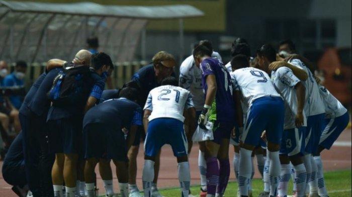 Robert Alberts bersama jajaran pelatihnya memberikan pemahaman taktik kepada seluruh pemain Persib Bandung