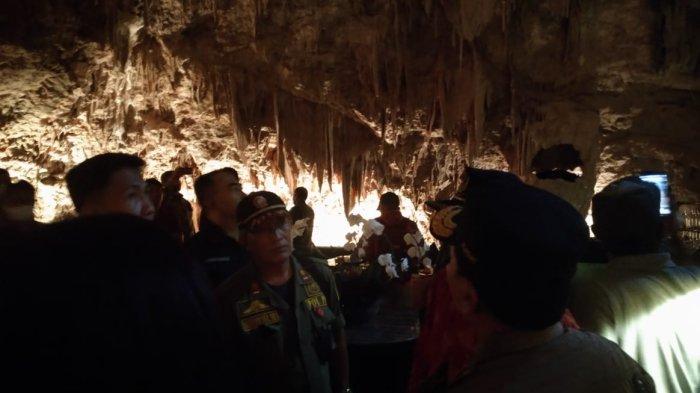 Dinas kebudayaan kabupaten Badung, bersama Balai Pelestari Cagar Budaya Bali, turun langsung meninjau gua yang ada di restoran The Cave, tepatnya di bawah hotel The Edge, di Jalan Goa Lempeh, Desa Adat Pecatu, Kecamatan Kuta Selatan pada Kamis 21 Juli 2022.