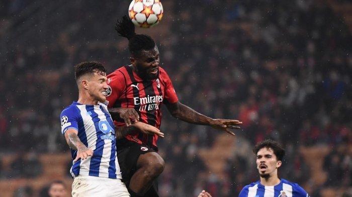 Otavio vs Franck Kessie di Liga Champions antara AC Milan vs Porto pada 3 November 2021 di stadion San Siro di Milan. Marco BERTORELLO / AFP