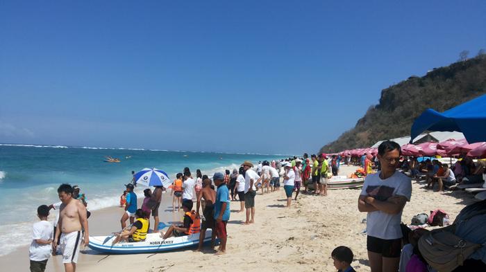 Pantai Pandawa terlihat dipadati turis asing dan lokal.
