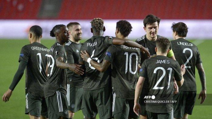 Para pemain Manchester United merayakannya setelah mencetak gol dalam pertandingan sepak bola UEFA Europa League antara Granada FC dan Manchester United di stadion Nuevo Los Carmenes di Granada pada 8 April 2021.