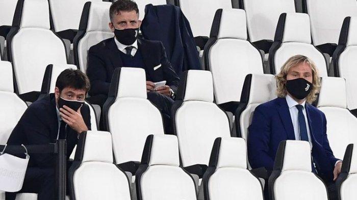 Wakil Presiden Juventus, Pavel Nedved (kanan), bersama Presiden Juventus, Andrea Agnelli (kiri), menonton laga semifinal Coppa Italia Juventus vs AC Milan pada 12 Juni 2020 di Stadion Allianz, Turin, pada 12 Juni 2020.