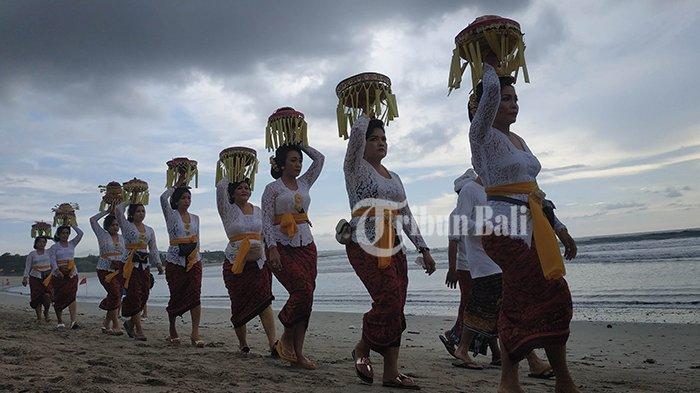 Pelaksanaan upacara melasti Desa Adat Kuta menjelang Hari Raya Nyepi, Senin (4/3/2019).