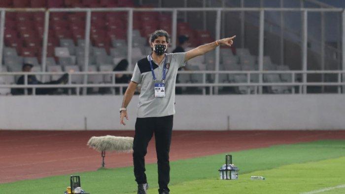 Pelatih Bali United Stefano Cugurra Teco memberi instruksi saat lawan Persik Kediri
