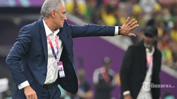 Pelatih Timnas Brazil, Tite memberi isyarat dari pinggir lapangan dalam laga sepak bola Grup G Piala Dunia 2022 Qatar antara Kamerun melawan Brasil di Stadion Lusail, di Lusail, utara Doha, Qatar, Jumat (2/12/2022) waktu setempat.