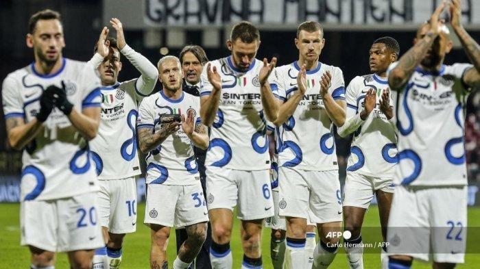 Pelatih kepala Inter Milan Italia Simone Inzaghi (belakang keempat), bek Inter Milan dari Belanda Denzel Dumfries (ke-2), penyerang Bosnia dari Inter Milan Edin Dzeko (ke-3), bek Inter Milan dari Italia Federico Dimarco (ke-3), dan penyerang Inter Milan dari Argentina Lautaro Martinez (ke-2). ) mengakui publik pada akhir pertandingan sepak bola Serie A Italia antara Salernitana dan Inter Milan pada 17 Desember 2021 di stadion Arigis di Salerno.