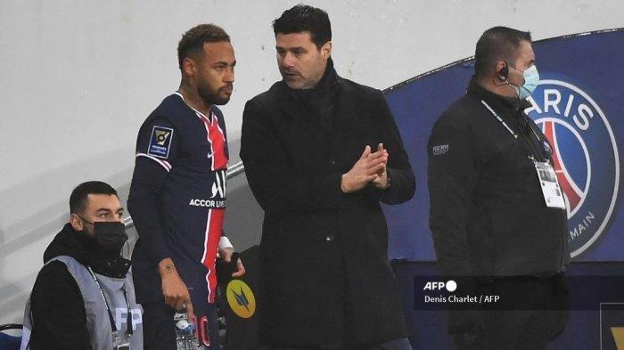 Pelatih kepala Paris Saint-Germain Argentina Mauricio Pochettino (tengah) berbicara dengan pemain depan Paris Saint-Germain asal Brasil Neymar (kiri) selama pertandingan sepak bola Piala Champions Prancis (Trophee des Champions) antara Paris Saint-Germain (PSG) dan Marseille (OM) di Stadion Bollaert-Delelis di Lens, Prancis utara, pada 13 Januari 2021. Denis Charlet / AFP