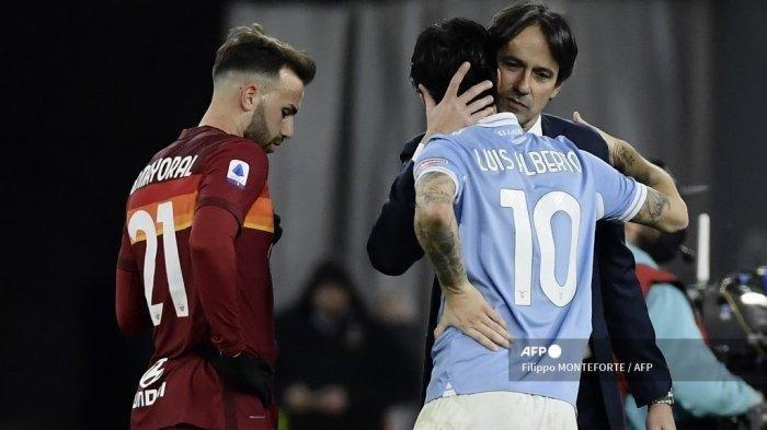Pelatih Lazio Simone Inzaghi (kanan) merangkul gelandang Luis Alberto di akhir pertandingan sepak bola Serie A Italia Lazio Roma vs AS Roma pada 15 Januari 2021 di stadion Olimpiade di Roma.