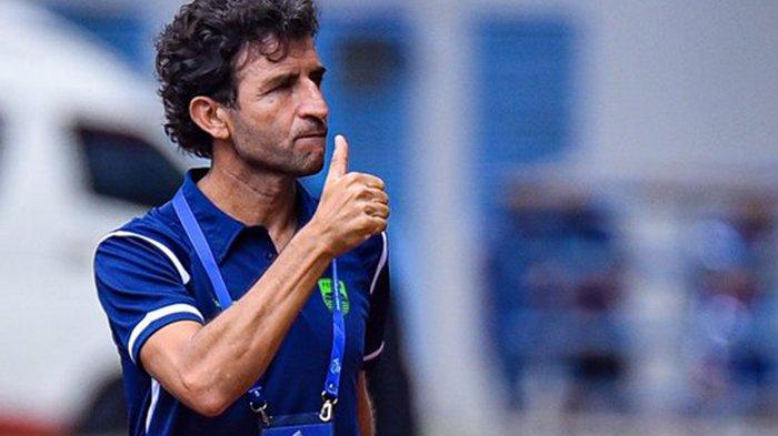Pelatih Luis Milla mengacungkan jempolnya usai meraih kemenangan di laga Persib Bandung vs RANS Nusantara FC dengan skor 2-1.