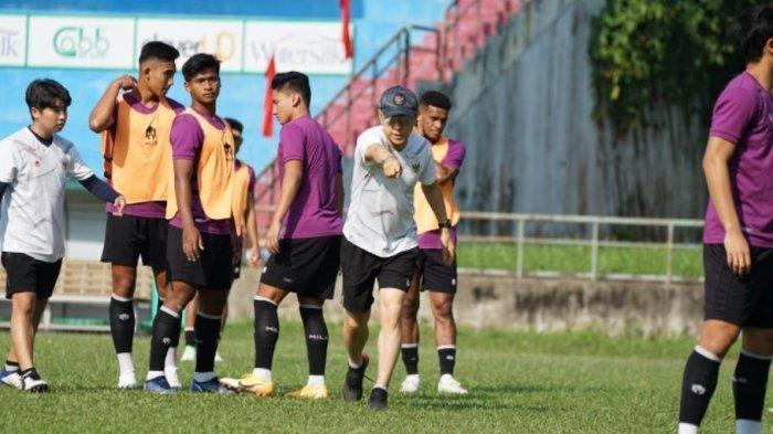 Pelatih Timnas Indonesia U-23, Shin Tae-yong memberi arahan saat melakoni latihan di Lapangan Bai Bang, Phu Tho, Rabu 4 Mei 2022.