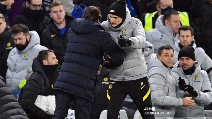 Pelatih kepala Tottenham Hotspur Italia Antonio Conte (kiri) dan pelatih kepala Chelsea Jerman Thomas Tuchel berjabat tangan setelah pertandingan sepak bola Liga Inggris antara Chelsea dan Tottenham Hotspur di Stamford Bridge di London pada 23 Januari 2022. JUSTIN TALLIS / AFP