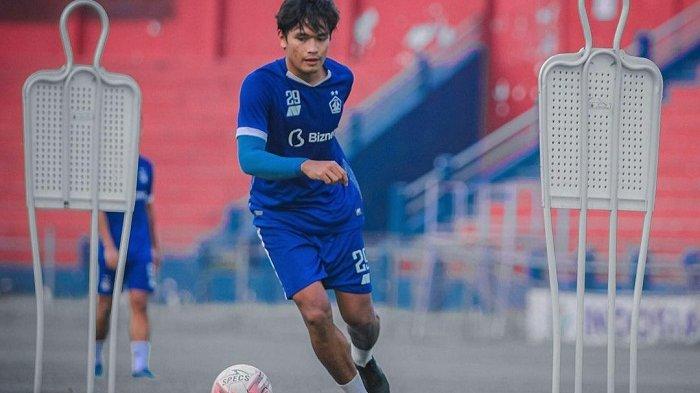 Pemain bertahan Persik Kediri Ahmad Agung saat menjalani latihan bersama skuad Macan Putih belum lama ini.