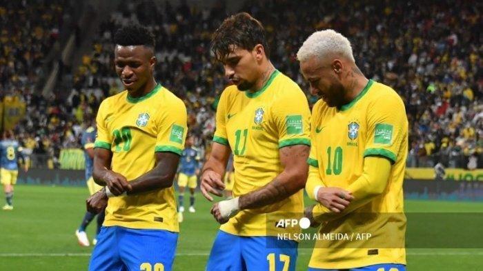 Pemain Brasil Lucas Paqueta (tengah) merayakan dengan rekan setimnya Vinicius Junior (kiri) dan Neymar setelah mencetak gol melawan Kolombia selama pertandingan sepak bola kualifikasi Amerika Selatan untuk Piala Dunia FIFA Qatar 2022, di Neo Quimica Arena, sebelumnya dikenal sebagai Arena Corinthians, di Sao Paulo , Brasil, pada 11 November 2021.