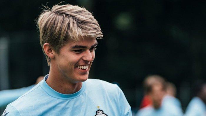 Pemain Club Brugge, Charles De Ketelaere, soal rumor kepindahannya ke AC Milan di bursa transfer musim panas 2022 kian dekat. Baru-baru ini jurnalis olahraga asal Belgia membeberkan kans kepindahan AC Milan.