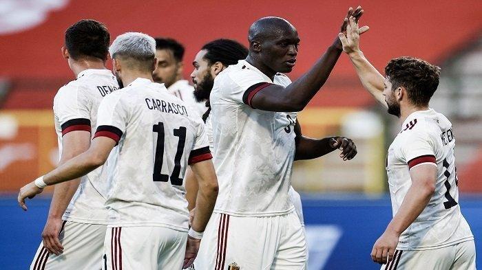 Pemain Belgia Romelu Lukaku (tengah) merayakan dengan rekan setimnya setelah mencetak gol selama pertandingan sepak bola persahabatan internasional antara Belgia dan Kroasia di Stadion King Baudouin di Brussels pada 6 Juni 2021, menjelang turnamen EURO 2020/2021.