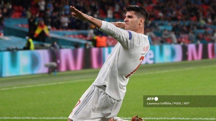 Pemain depan Spanyol Alvaro Morata merayakan mencetak gol pertama timnya selama pertandingan sepak bola semifinal UEFA EURO 2020 antara Italia dan Spanyol di Stadion Wembley di London pada 6 Juli 2021.