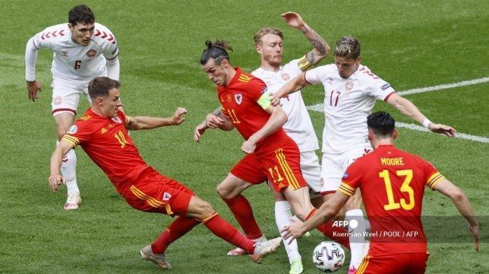 Pemain depan Wales Gareth Bale (tengah) dan pemain tengah Wales Aaron Ramsey (2L) berebut bola dengan bek Denmark Simon Kjaer (3R) dan bek Denmark Jens Stryger Larsen (2R) selama pertandingan sepak bola babak 16 besar UEFA EURO 2020 antara Wales dan Denmark di Johan Cruyff Arena di Amsterdam pada 26 Juni 2021. Koen van Weel / POOL / AFP