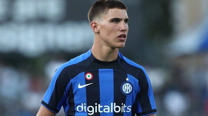 Pemain muda Inter Milan Cesare Casadei. Dalam Update transfer Inter dan sosok gelandang muda, Cesare Casadei, tengah jadi rebutan antara Chelsea dan OGC Nice.