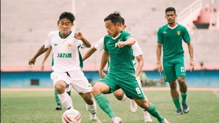 Pemain Persebaya Surabaya, Samsul Arif Munip saat beruji coba dengan PON Jatim yang berakhir imbang 2-2, pada Jumat (12/3/2021). Uji coba ini sebagai persiapan Piala Menpora 2021.