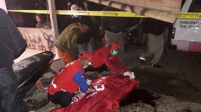 Jenazah Edi Salman saat dievakuasi petugas.