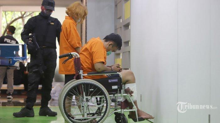 Tersangka berinisial DAF dan LAS diperlihatkan saat konferensi pers pengungkapan mutilasi, di Mapolda Metro Jaya, Kamis (17/9/2020). Polisi menangkap dua pelaku mutilasi Rinaldi Harley Wismanu yang ditemukan di Apartemen Kalibata City, Jakarta, dengan motif ingin menguasai harta korban.