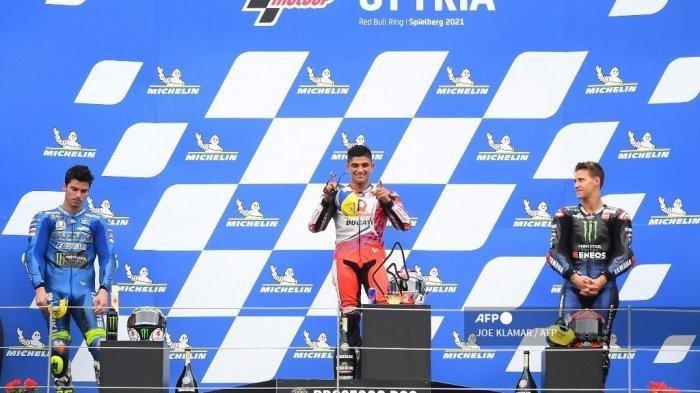 Pembalap Suzuki Spanyol peringkat kedua Joan Mir, pemenang Ducati-Pramac pembalap Spanyol Jorge Martin dan pembalap Yamaha Prancis peringkat ketiga Fabio Quartararo merayakan di podium setelah Grand Prix Sepeda Motor Styrian di trek balap Red Bull Ring di Spielberg, Austria pada 8 Agustus 2021.