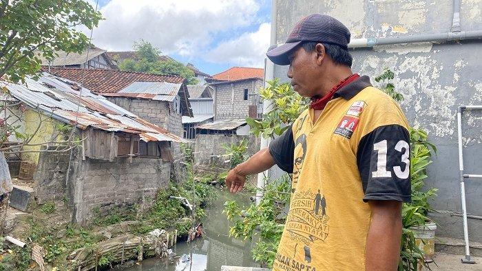 Penemuan mayat bayi laki-laki, mengapung di Tukad Penyampuhan, Jalan Gunung Kerinci, Denpasar Barat, pada Senin, 19 September 2022.
Menurut keterangan resmi, dari Kasi Humas Polresta Denpasar, Iptu I Ketut Sukadi, mayat bayi laki-laki tersebut ditemukan oleh 3 orang saksi di TKP.
2 orang saksi yakni Nyoman Soma Arta (48), dan Ketut Dana (48), saat itu pukul 08.00 WITA sedang memancing di pinggir Tukad Penyampuhan.
