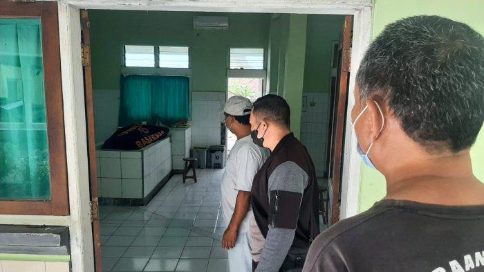 Penemuan mayat yang ditemukan perairan selat Bali, hingga saat ini masih bertatus Mr.X, Rabu 7 September 2022.
Sebab, setelah dievakuasi dan dilakukan identifikasi sementara, masih belum menemukan petunjuk.
Terlebih lagi, mayat tersebut tak membawa satupun identitas.
Menurut informasi yang diperoleh, sosok mayat laki-laki ini ditemukan pertama kali oleh nelayan asal Desa Pengambengan yang hendak melaut.
Adalah Najmudin (46), yang awalnya sekitar pukul 05.30 WITA hendak melaut dengan sejumlah rekannya.