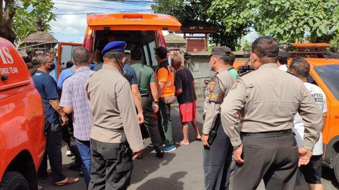 Seorang pria asal Banjar Blumbang, Desa Penarungan, Mengwi, Badung ditemukan tak bernyawa di Gudang PDAM Badung.
Desa Peguyangan Kaja, Denpasar Utara, pada Kamis, 1 Desember 2022, pagi.
Penemuan ini tentu saja menggemparkan warga sekitar, pasalnya pria berinisial Wayan YV (33) tersebut diketahui merupkan salah satu satpam yang bekerja di TKP.