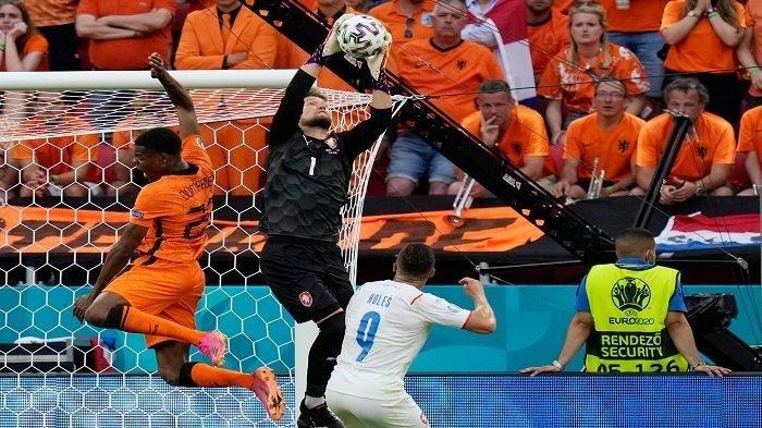 Penjaga gawang Republik Ceko Tomas Vaclik (tengah) menghentikan tembakan ke gawang oleh bek Belanda Denzel Dumfries di sebelah gelandang Republik Ceko Tomas Holes (kanan) selama pertandingan sepak bola babak 16 besar UEFA EURO 2020 antara Belanda dan Republik Ceko di Puskas Arena di Budapest pada 27 Juni 2021.