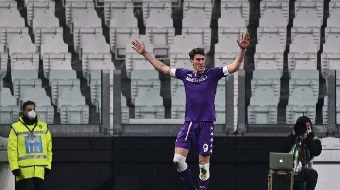 Penyerang Fiorentina Dusan Vlahovic merayakan golnya ke gawang Juventus dalam lanjutan Liga Italia di Stadion Allianz, Turin, Italia pada 22 Desember 2020. Vlahovic kembali tampil gemilang saat trigolnya menyokong kemenangan Fiorentina di markas Benevento pada Sabtu (13/3/2021) waktu setempat.