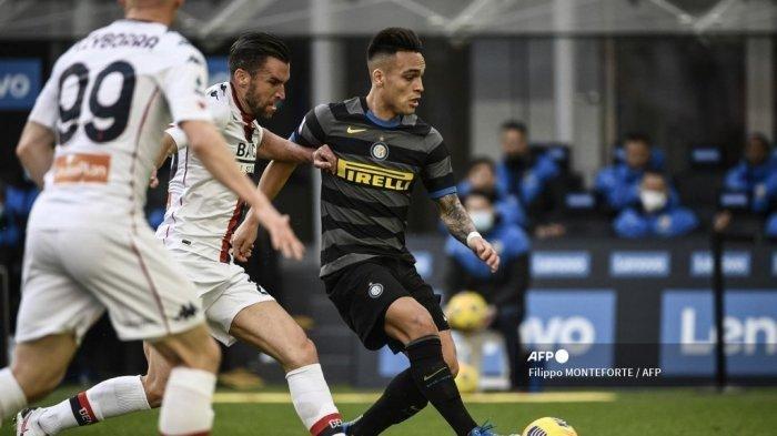 Penyerang Inter Milan asal Argentina Lautaro Martinez (tengah) mengungguli bek Belanda Genoa Kevin Strootman selama pertandingan sepak bola Serie A Italia Inter Milan v Genoa pada 28 Februari 2021 di stadion San Siro di Milan.