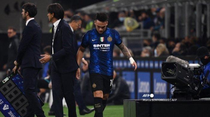 Penyerang Inter Milan Lautaro Martinez meninggalkan lapangan setelah diganti pada pertandingan sepak bola Serie A Italia antara Inter dan Juventus pada 24 Oktober 2021 di stadion Giuseppe-Meazza (San Siro) di Milan.