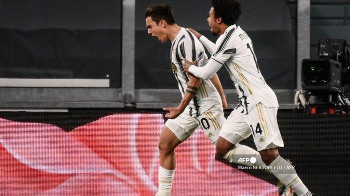 Penyerang Juventus asal Argentina Paulo Dybala (kiri) merayakan dengan gelandang Amerika Juventus Weston McKennie setelah mencetak gol kedua selama pertandingan sepak bola Serie A Italia Juventus vs Napoli pada 7 April 2021 di stadion Juventus di Turin.