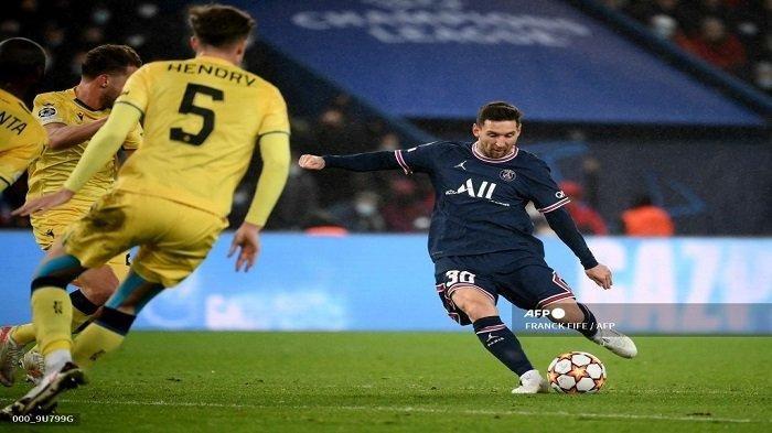 Penyerang Paris Saint-Germain Argentina Lionel Messi melakukan tembakan dan mencetak gol selama pertandingan sepak bola Grup A babak pertama Liga Champions UEFA hari ke-6 antara Paris Saint-Germain (PSG) dan Club Brugge, di stadion Parc des Princes di Paris pada Desember 7, 2021. FRANCK FIFE / AFP