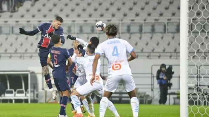 Aksi penyerang Paris Saint-Germain Mauro Icardi saat menyundul bola ke gawang Marseille dalam laga final Piala Super Prancis di Stadion Bollaert-Delleis, Lens, Rabu (13/1/2021).