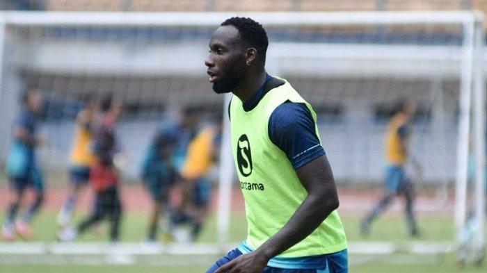 Penyerang Persib Bandung asal Belanda, Geoffrey Castillion terlihat berlatih bersama skuad Robert Alberts lainnya belum lainnya. Sekaligus Persib Bandung resmi merilis jadwal pertandingan seri pertama BRI Liga 1 2021/2022.