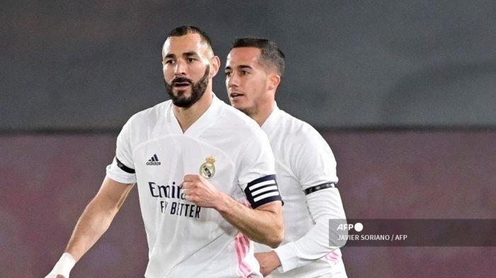 Penyerang Prancis Real Madrid Karim Benzema (kiri) melakukan selebrasi setelah mencetak gol di samping penyerang Spanyol Real Madrid Lucas Vazquez selama pertandingan sepak bola Liga Spanyol