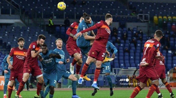 Penyerang Swedia AC Milan Zlatan Ibrahimovic (Atas C) melakukan sundulan selama pertandingan sepak bola Serie A Italia AS Roma vs AC Milan pada 28 Februari 2021 di stadion Olimpiade di Roma.