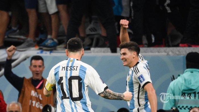 Penyerang Argentina #09 Julian Alvarez merayakan gol kedua timnya dengan penyerang #10 Argentina Lionel Messi selama pertandingan sepak bola babak 16 besar Piala Dunia Qatar 2022 antara Argentina dan Australia di Stadion Ahmad Bin Ali di Al-Rayyan, barat Doha pada bulan Desember 3, 2022. (Foto oleh FRANCK FIFE/AFP)