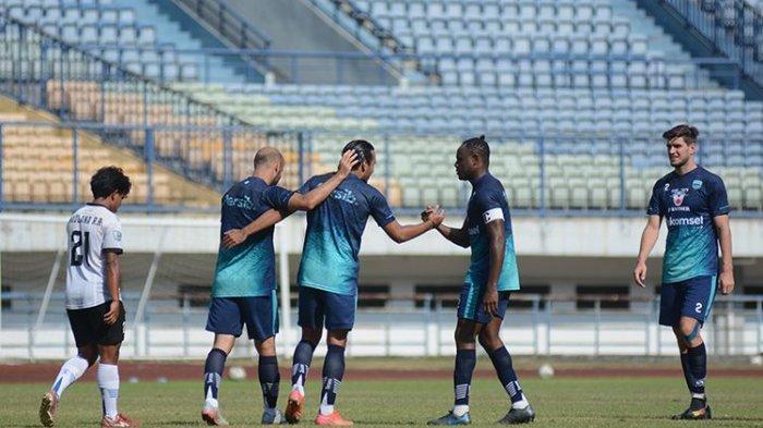 Para pemain Persib Bandung merayakan gol ke gawang Persib U-20 dalam uji tanding yang berlangsung di Stadion GBLA, Sabtu, 28 Agustus 2021. Persib pesta 21 gol pada laga uji coba tersebut.