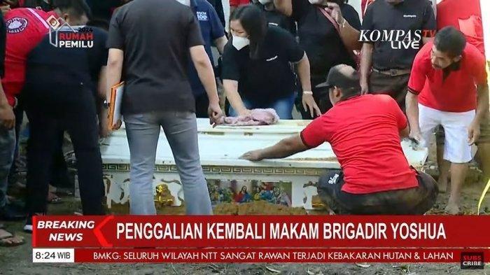 Peti jenazah Brigadir J berhasil diangkat dari pusaranya pada Rabu 27 Juli 2022. Sebelumnya, proses penggalian dilakukan oleh beberapa anggota dari ormas Pemuda Batak Bersatu (PBB). Peti jenazah Brigadir J berhasil diangkat dari pusaranya pada Rabu 27 Juli 2022 sekira pukul 08.27 WIB. Peti pun langsung diantar ke RSUD Sungai Bahar.