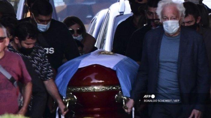 Peti mati dengan jasad mendiang legenda sepak bola Argentina Diego Armando Maradona dibawa oleh keluarga dan teman-temannya di pemakaman Jardin Bella Vista, di provinsi Buenos Aires, pada 26 November 2020.