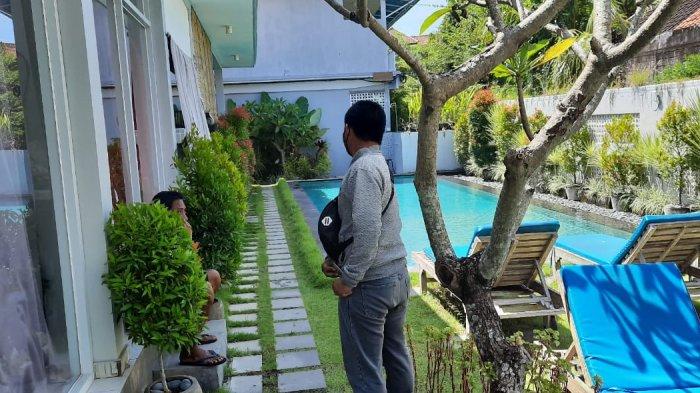 Petugas Imigrasi Ngurah Rai saat mengecek sejumlah tempat yang pernah disinggahi Ekaterina Trubkina sebelum ditetapkan jadi DPO bersama Suaminya