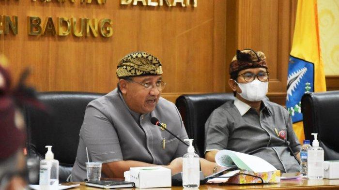 Ketua DPRD Putu Parwata bersama Sekda Wayan Adi Arnawa saat Rakor dengan DPRD Badung, membahas permasalahan Pilkel Desa Angantaka di Puspem Badung, Kamis 18 Februari 2021.