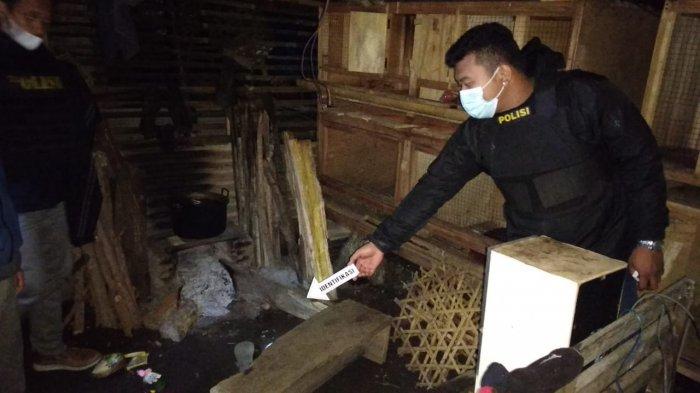 Polisi ketika melakukan olah TKP di lokasi sambaran petir