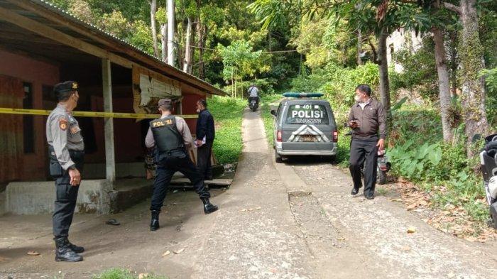 Polisi melakukan penyelidikan di TKP perkelahian berujung maut, di Banjar Dinas Kubu, Desa Pegayaman, Selasa (5/7/2022)