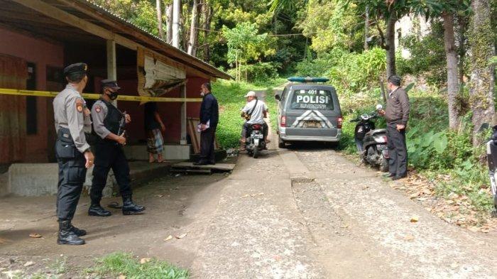 Polisi melakukan penyelidikan di TKP perkelahian berujung maut, di Banjar Dinas Kubu, Desa Pegayaman, Selasa (5/7)