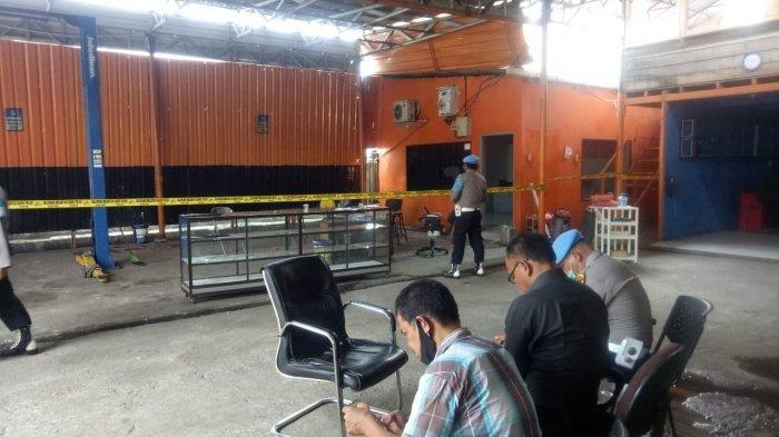 Polisi memasang police line di lokasi penembakan personel Polsek Medan Barat, di Jalan Gagak Hitam, Ringroad, Kecamatan Medan Sunggal, Selasa (27/10/2020).
